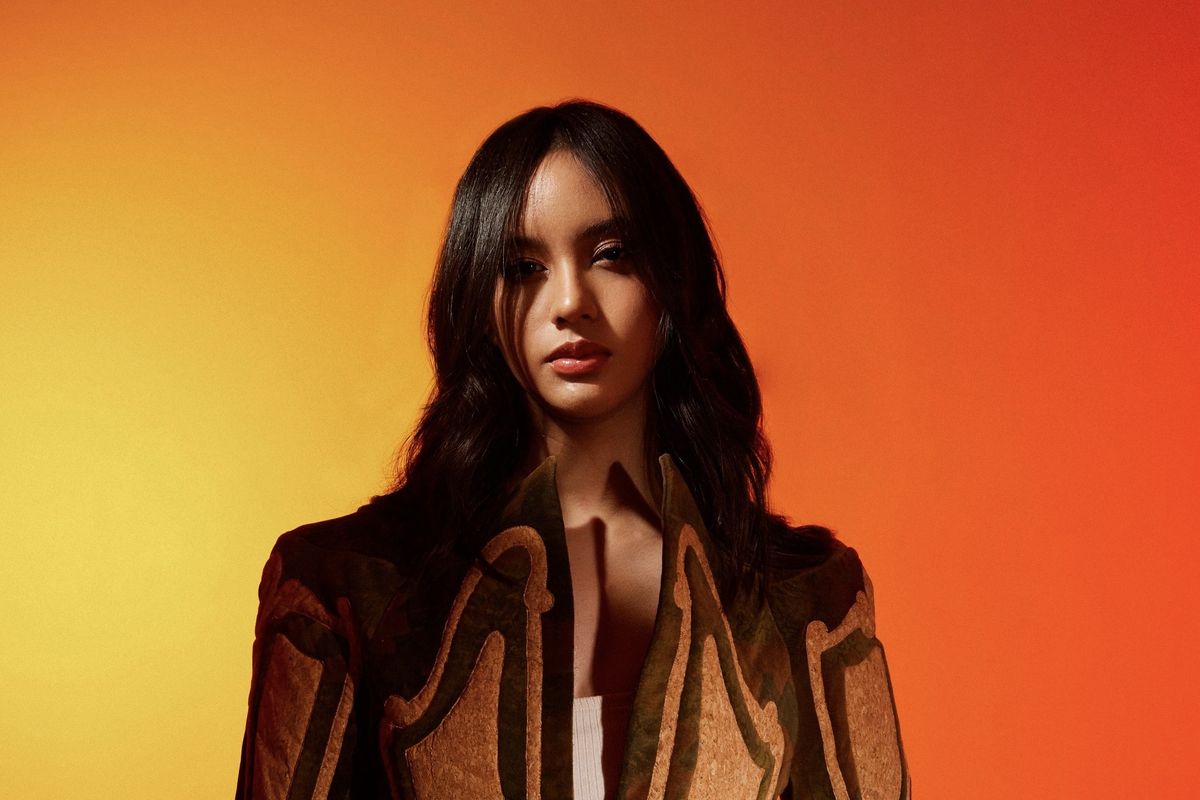 Dinda Ghani dalam lagu Bad Connection.